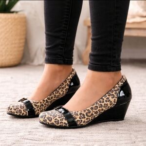 Clarks NEW Flores Poppy Classic Preppy Modern Twist Leopard Comfort Wedge 9M